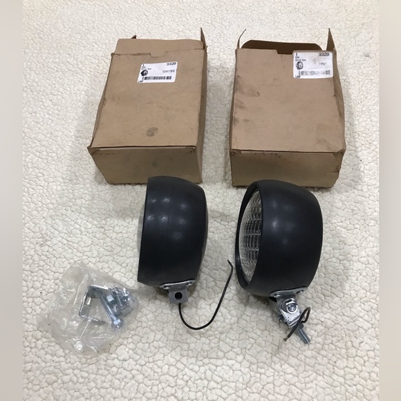 Peterson Mfg. Co Part#: 3320 Sealed Beam Light Lamp w/Bracket, 620W
New Never - Picture 4 of 14